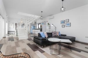 Posezení v ubytování Villa Luxury Azul Private Pool and BBQ Corralejo By Holidays Home