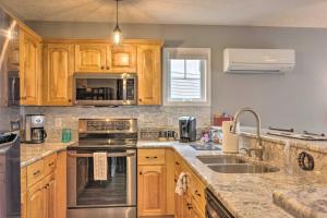 Gallery image of Updated Seven Devils Condo with Deck and Mountain View in Seven Devils +20 photos