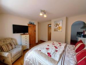 TV a/nebo společenská místnost v ubytování Minutes from Lyme Regis Self-Catering Suite with Stunning Countryside Views & Double Bath