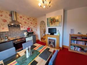 Kuchyň nebo kuchyňský kout v ubytování Minutes from Lyme Regis Self-Catering Suite with Stunning Countryside Views & Double Bath