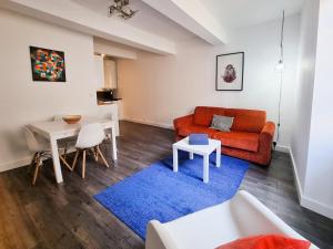 uma sala de estar com um sofá e uma mesa em Les Arènes, 1 à 6 personnes en centre ville em Nîmes