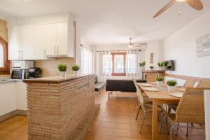 A cozinha ou cozinha compacta de Mistral Seafront by MarCalma