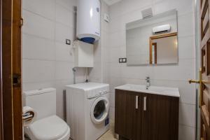 Bilik mandi di Mistral Seafront by MarCalma +13 gambar