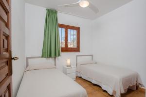 Cama ou camas em um quarto em Mistral Seafront by MarCalma