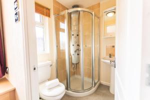 モルトンにあるSaffron Lodge With Hot Tubのシャワー、トイレ、洗面台付きのバスルーム +11枚の写真