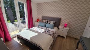 1 dormitorio con cama y ventana en Mas Orféo, en Montauroux