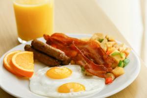 um prato de comida de pequeno-almoço com ovos, bacon e vegetais em Holiday Inn Washington Capitol-National Mall, an IHG Hotel em Washington