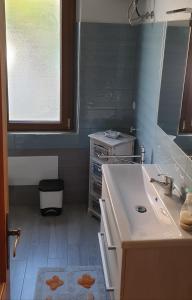 een keuken met een wastafel en een fornuis bij B&B Cala Luna in Cala Gonone