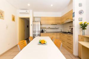 A kitchen or kitchenette at Biddanòa Bed and Breakfast