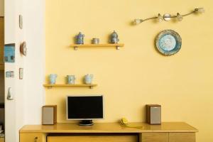 A television and/or entertainment centre at Biddanòa Bed and Breakfast