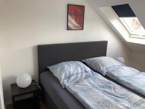 A bed or beds in a room at Ferienwohnung Bergisch Gladbach