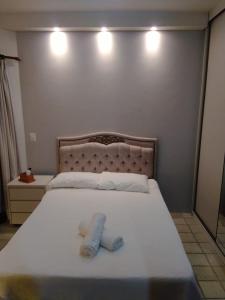 1 dormitorio con 1 cama con 2 toallas en Píer Sul Apart Hotel - Circuito do carnaval, en Salvador