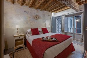 een slaapkamer met een bed en een dienblad bij Soggiorni D'Arte Apartments by Mamo Florence in Florence