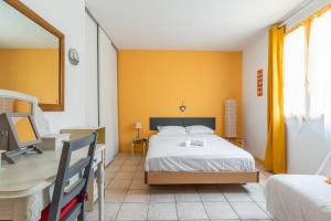Cama ou camas em um quarto em Nice and calm villa with garden in Bagatelle Montpellier - Welkeys