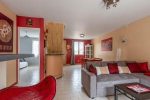 A seating area at Villa Bagatelle et son jardin - Welkeys Még 4 kép