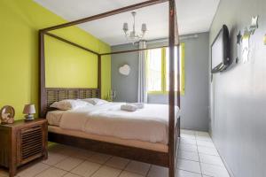 Cama ou camas em um quarto em Nice and calm villa with garden in Bagatelle Montpellier - Welkeys