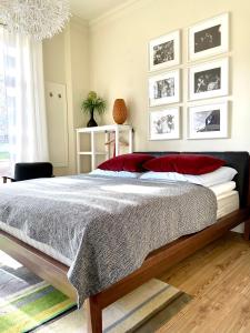 um quarto com uma cama grande e almofadas vermelhas em JETHON Studio-Appartement im Grünen em Bernburg