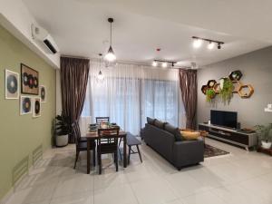 莎阿南POOLVIEW Geniehome 3BR Free100mbps and Carpark at Utropolis Shah Alam的带沙发和桌子的客厅