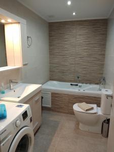 Bathroom sa Stylish home - comfortable holidays near the beach.