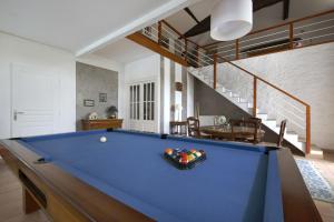 a pool table in the middle of a living room at Domaine Des Deux Rivières in Meilhan-sur-Garonne