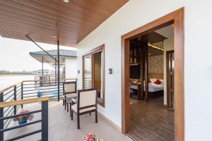 Lumbini Palace Resort في لومبيني: شرفة مطلة على غرفة نوم