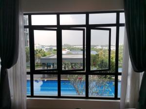 POOLVIEW Geniehome 3BR Free100mbps and Carpark at Utropolis Shah Alam内部或周边的泳池