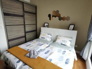 POOLVIEW Geniehome 3BR Free100mbps and Carpark at Utropolis Shah Alam客房内的一张或多张床位