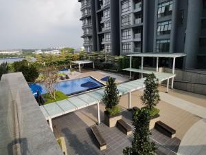 莎阿南POOLVIEW Geniehome 3BR Free100mbps and Carpark at Utropolis Shah Alam的建筑物屋顶上的游泳池