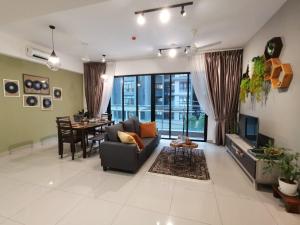 莎阿南POOLVIEW Geniehome 3BR Free100mbps and Carpark at Utropolis Shah Alam的带沙发和桌子的客厅