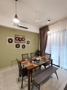 POOLVIEW Geniehome 3BR Free100mbps and Carpark at Utropolis Shah Alam的休息区