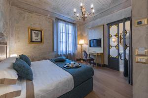 een hotelkamer met een bed en een bureau bij Soggiorni D'Arte Apartments by Mamo Florence in Florence