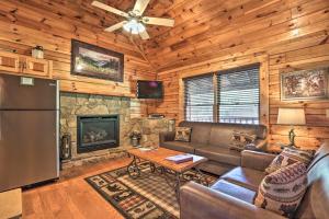 uma sala de estar com um sofá e um frigorífico em Smoky Mountain Cabin with Game Room and Hot Tub! em Pigeon Forge