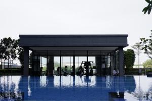 POOLVIEW Geniehome 3BR Free100mbps and Carpark at Utropolis Shah Alam内部或周边的泳池