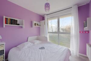 um quarto roxo com uma cama e uma janela em Large and calm 3br in La Plaine St-Denis at the doors of Paris - Welkeys em Saint-Denis