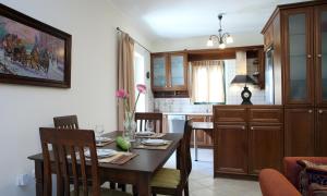 a kitchen and dining room with a table and chairs at Casa Serenata in Pinakokhórion