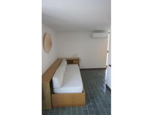 Zimmer mit einem Bett in einem Zimmer in der Unterkunft BA - Maestrale- in Lignano Sabbiadoro