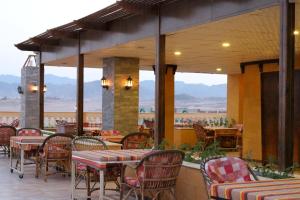 ein Restaurant mit Tischen und Stühlen und Aussicht in der Unterkunft Ali Baba Safaga Hotel in Hurghada