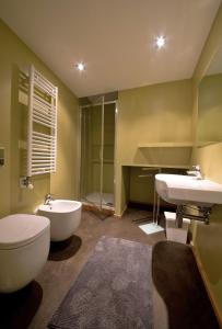 e bagno con servizi igienici, lavandino e vasca. di Apartements Coeur de Ville ad Aosta