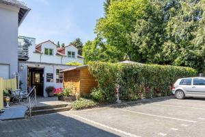 ein Auto, das auf einem Parkplatz vor einem Haus parkt in der Unterkunft Thermen Hotel & Restaurant Bad Soden in Bad Soden am Taunus