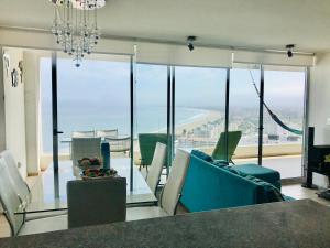 - un salon avec vue sur l'océan dans l'établissement La Choza VIP Turquesa en La Serena, frente al mar, à Coquimbo