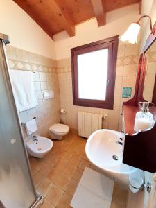 y baño con lavabo y aseo. en Agriturismo Le Cipressine, en Meolo