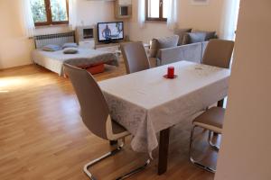 a living room with a table and chairs and a couch at Apartments Joka 487 in Rovinj