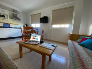 Telewizja i/lub zestaw kina domowego w obiekcie Casa Sunshine Cotillo Mar