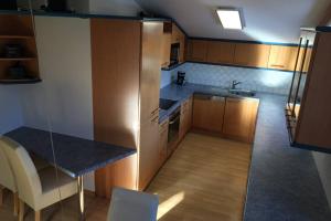 Kuchyň nebo kuchyňský kout v ubytování Ferienwohnung Appartement Am Schilf XL