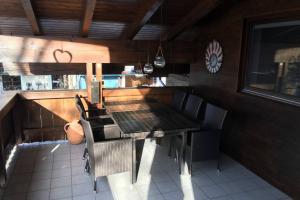 Kuchyň nebo kuchyňský kout v ubytování Ferienwohnung Appartement Am Schilf XL
