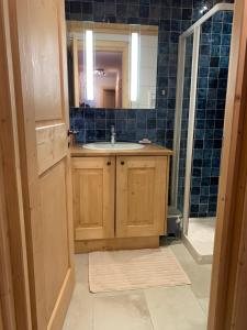 ein Badezimmer mit Waschbecken und Spiegel in der Unterkunft Le Rocher Blanc A in Courchevel + 47 Fotos