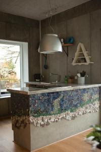 a kitchen with a counter with a counter top at Úti í Kina in Tórshavn