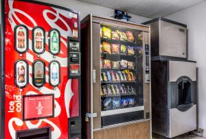 - un distributeur automatique de coca cola à côté d'un distributeur de sodas dans l'établissement Red Roof Inn Lexington, à Lexington