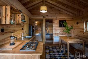 cocina con paredes de madera y estufa en una habitación en Camping Osenbach en Osenbach