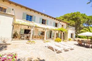 Фотография из галереи Villa Señorial primera linea de playa в Польенсе +37 фотографий